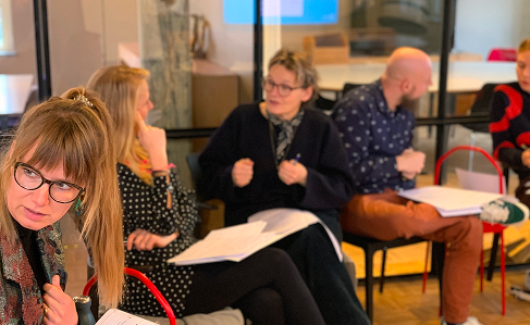 Deelnemers spelen een spel tijdens Rose-Anne Dotinga haar training Spelend veranderen