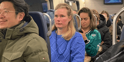 Rose-Anne Dotinga valt het op hoe ze in de trein wordt aangesproken, in welke rol ze wordt gezet