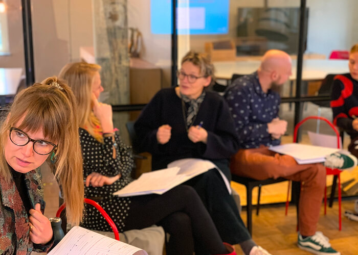 Deelnemers spelen een spel tijdens Rose-Anne Dotinga haar training Spelend veranderen