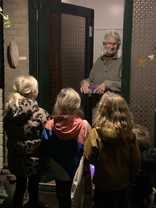 Kinderen aan de deur van sint maarten willen graag een variabele beloning