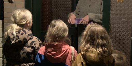 Kinderen aan de deur van sint maarten willen graag een variabele beloning